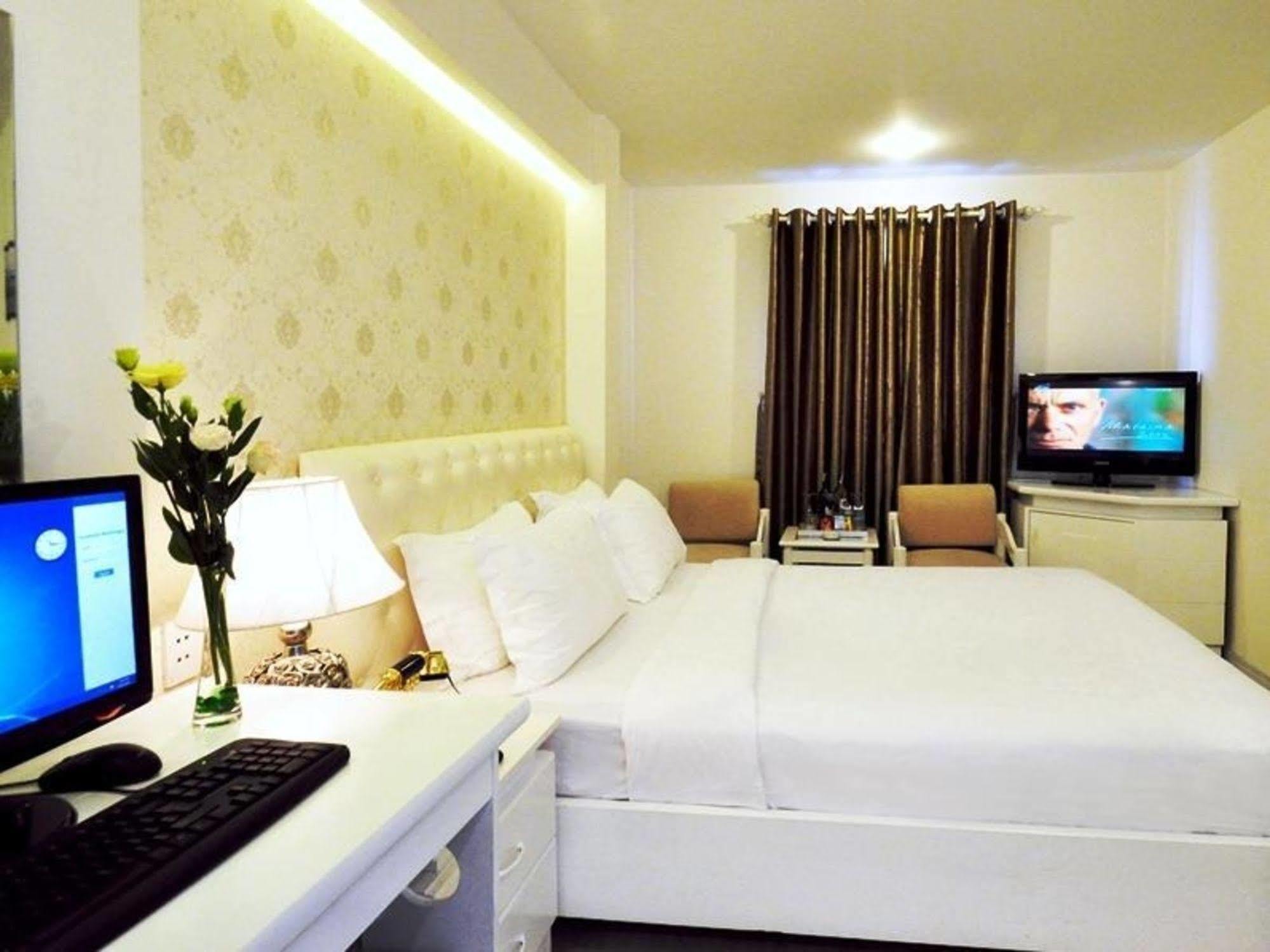 The White Hotel 8A Thai Van Lung Хошимин Экстерьер фото